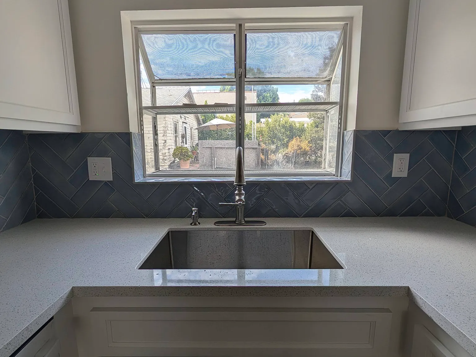 672 W 24th Street — Photo 3
