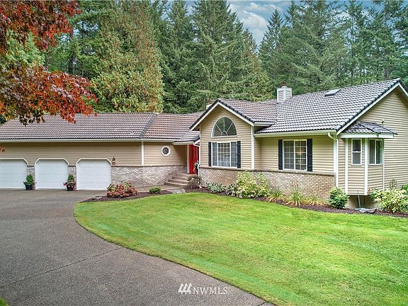 Enter the grounds via a circular driveway 