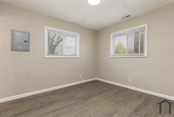 564 Marquette Dr — Photo 2