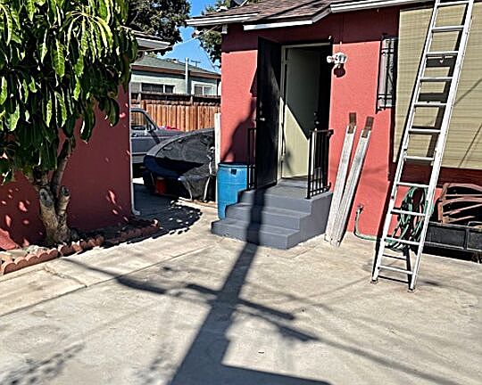 5th image of 10515 Montara Ave