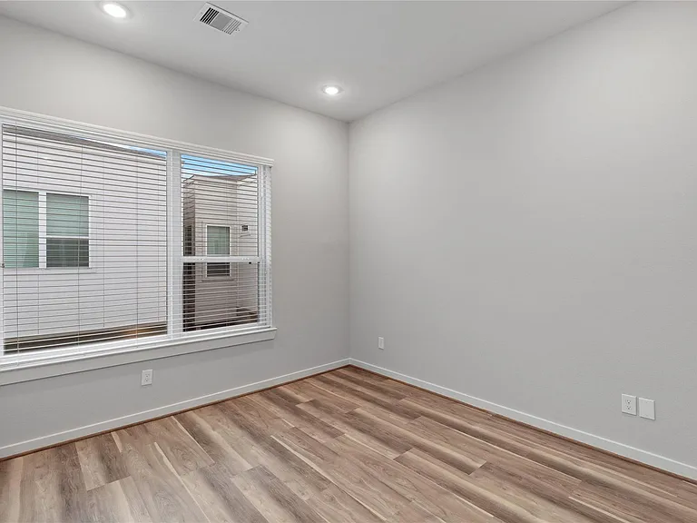 608 Thornton Oaks Ln — Photo 11
