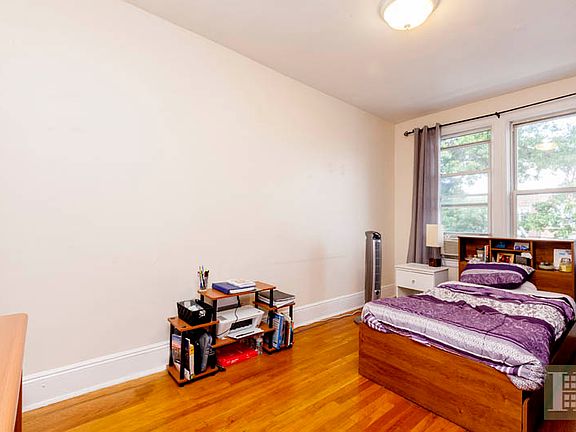 4th image of 2422 33rd St