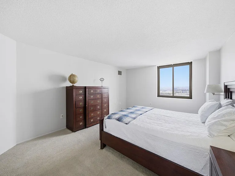 2103 Harmon Cove Tower #2103 — Photo 26