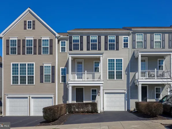 2111 Red Fox Dr, Hummelstown, PA 17036