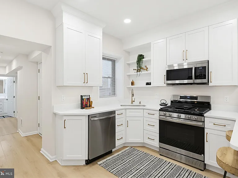843 E Lombard St — Photo 6