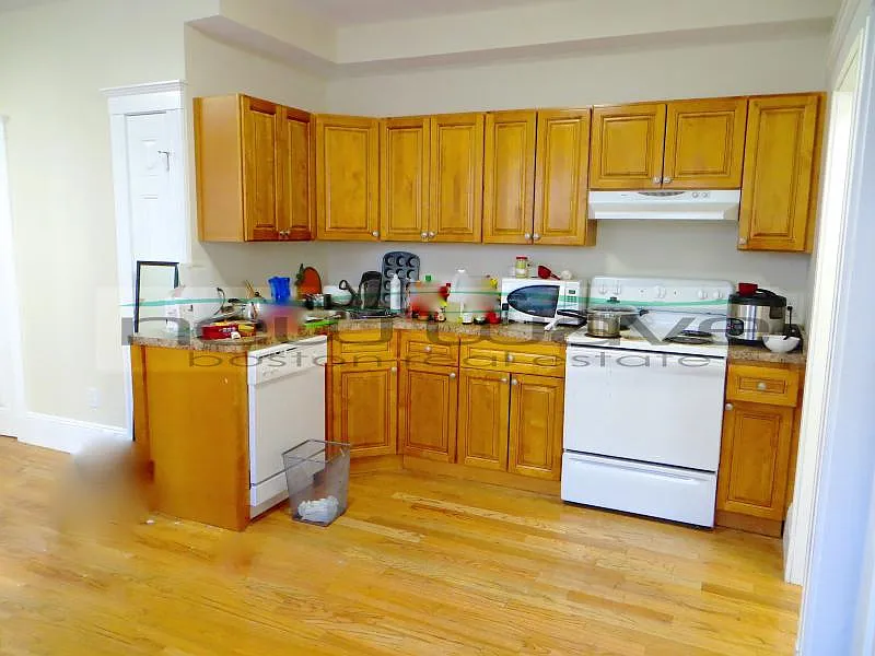 4 bed, 999 sqft, $6,200 — Photo 3