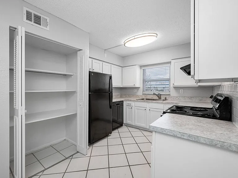 KC Flats Apartments — Photo 17