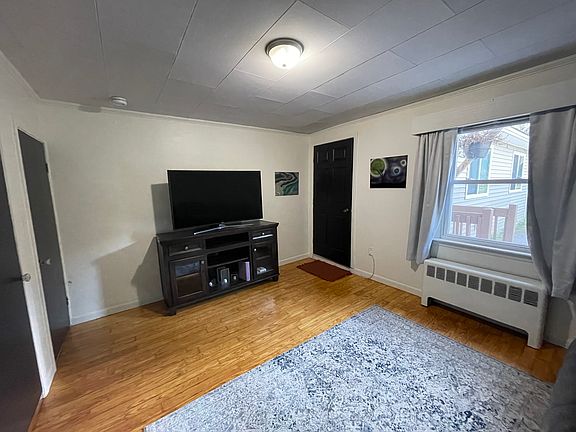 4th image of 312 Pond Rd #3
