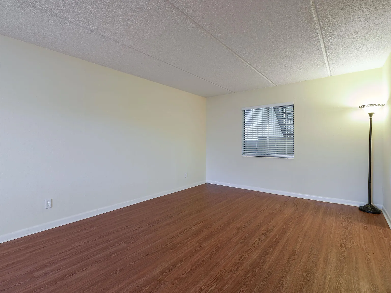 2 bed, 1.0 bath, 950 sqft, $1,300 — Photo 4