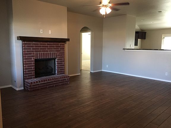 Living Room - gas fireplace