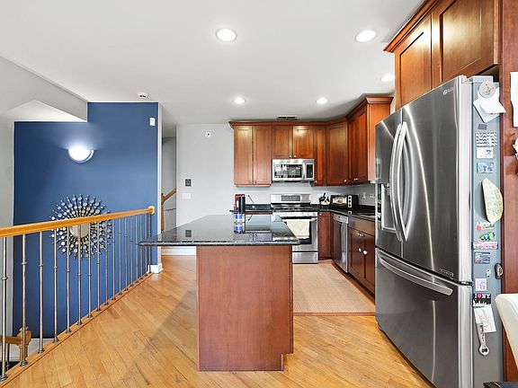 3rd image of 1711 N Larrabee St #3