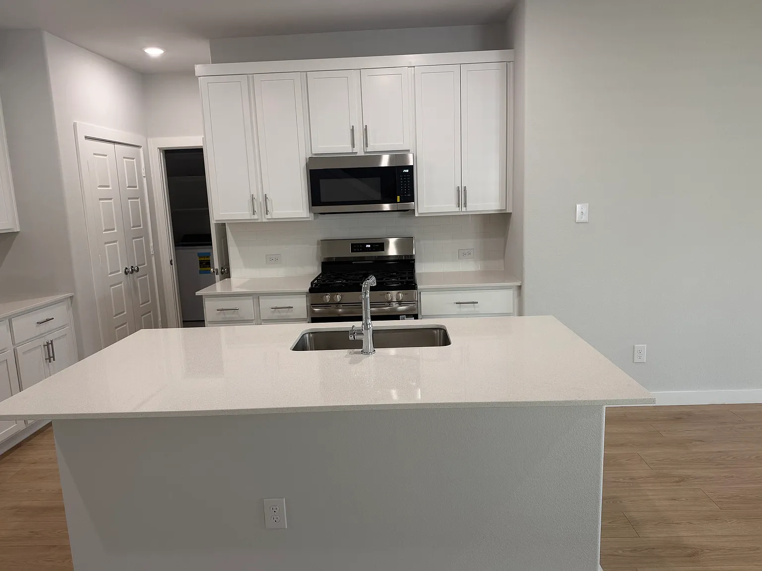 4 bed, 2.5 bath, 2300 sqft, $2,700 — Photo 4