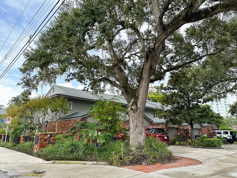 2530 W Maryland Ave #B — Photo 42