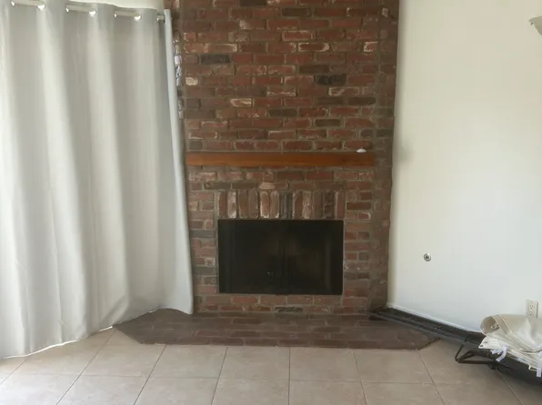 22865 Del Valle St, Woodland Hills, CA