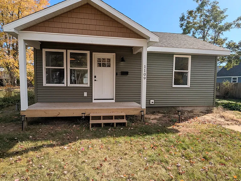 1109 Mills Ave — Photo 1