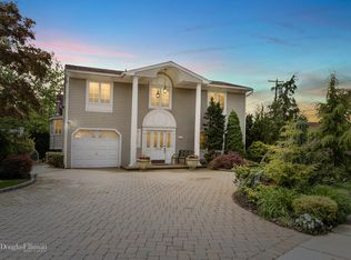 2060 Donna Dr, Merrick, NY 11566