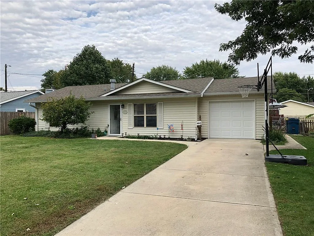 635 Melrose Dr photo 1