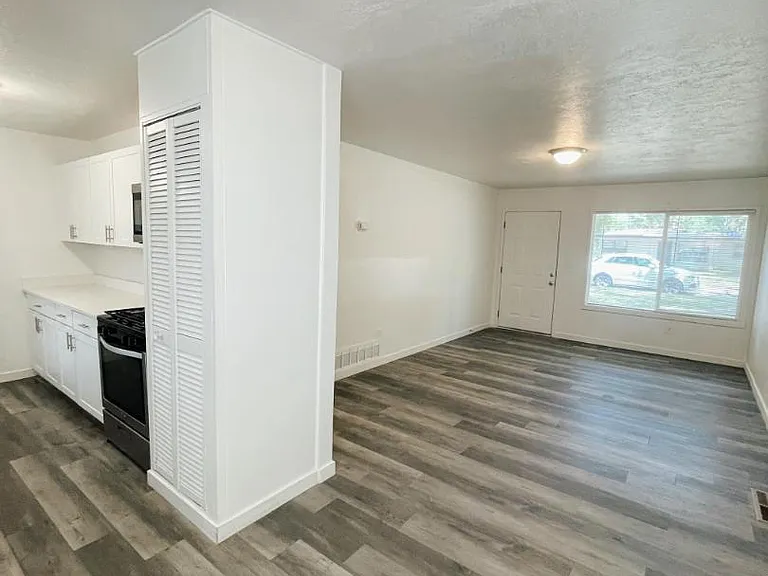 1054 W Goodyear Ave #F — Photo 9