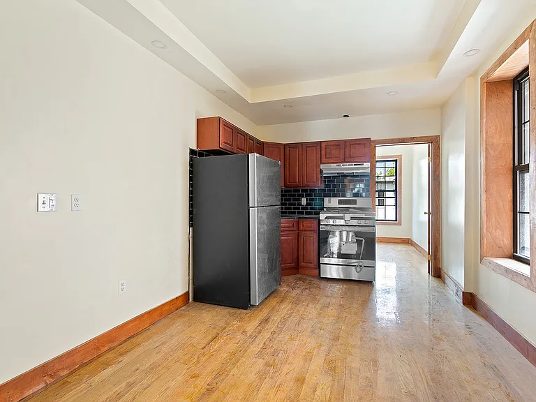 1567 De Kalb Ave #3R — Photo 4