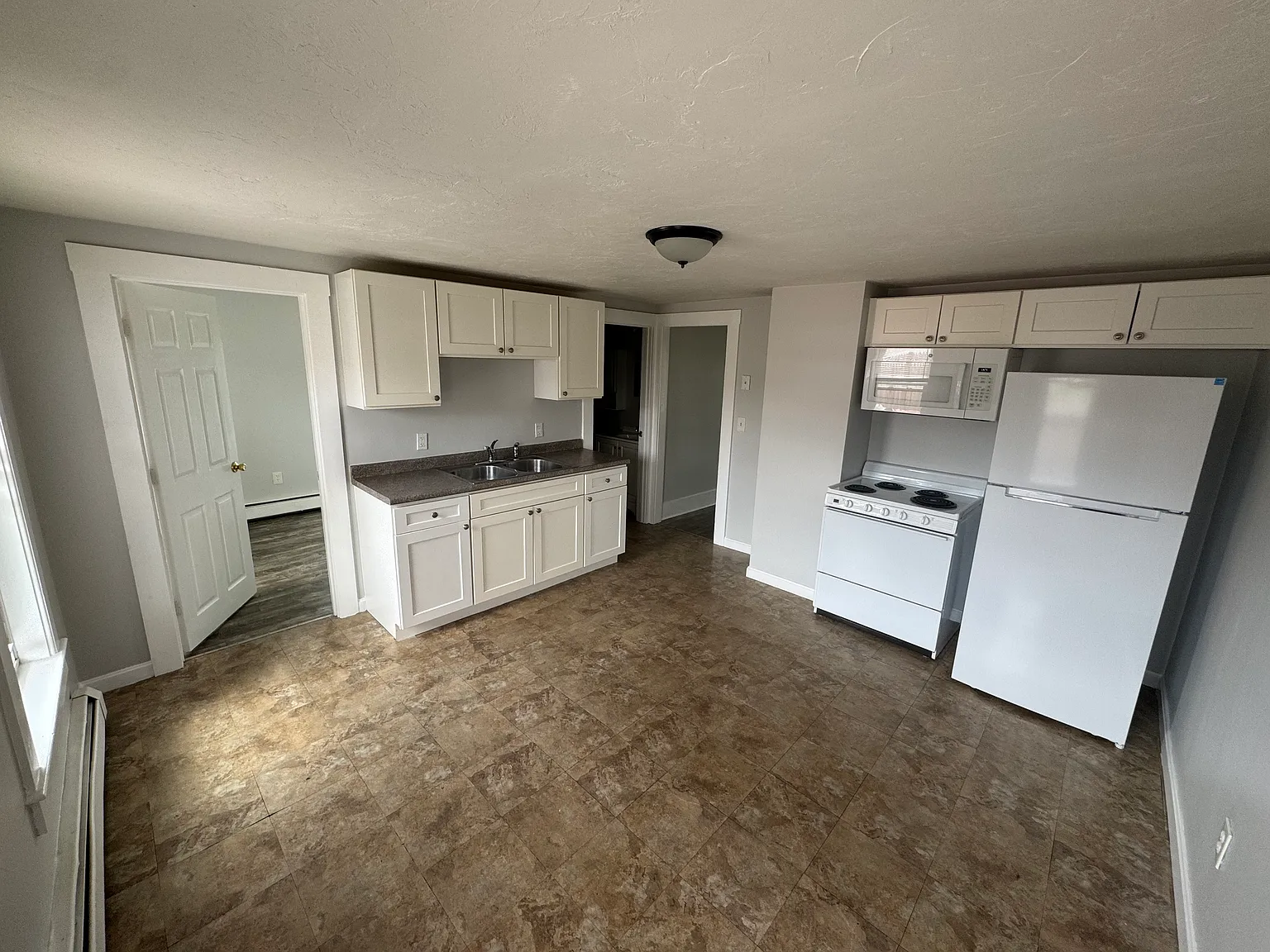 1 bed, 800 sqft, $1,300 — Photo 3