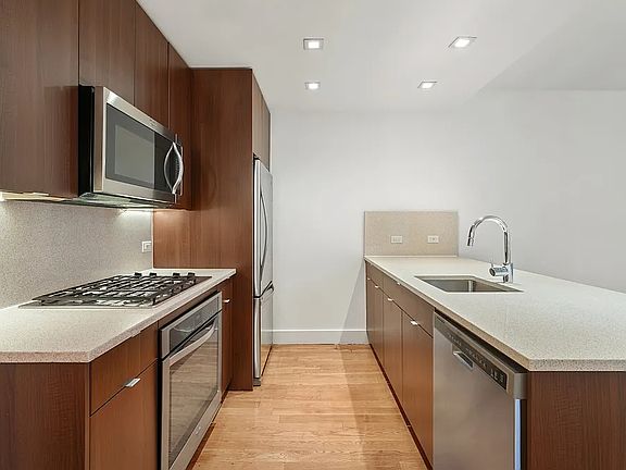 3rd image of 33 Caton Pl APT 6D