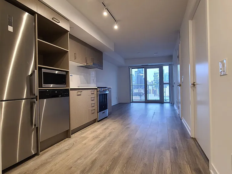 543 E Richmond St W #1423 — Photo 3