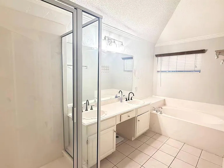 1121 Holly Dr — Photo 4
