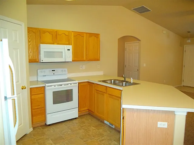 685 W Tern Dr — Photo 2