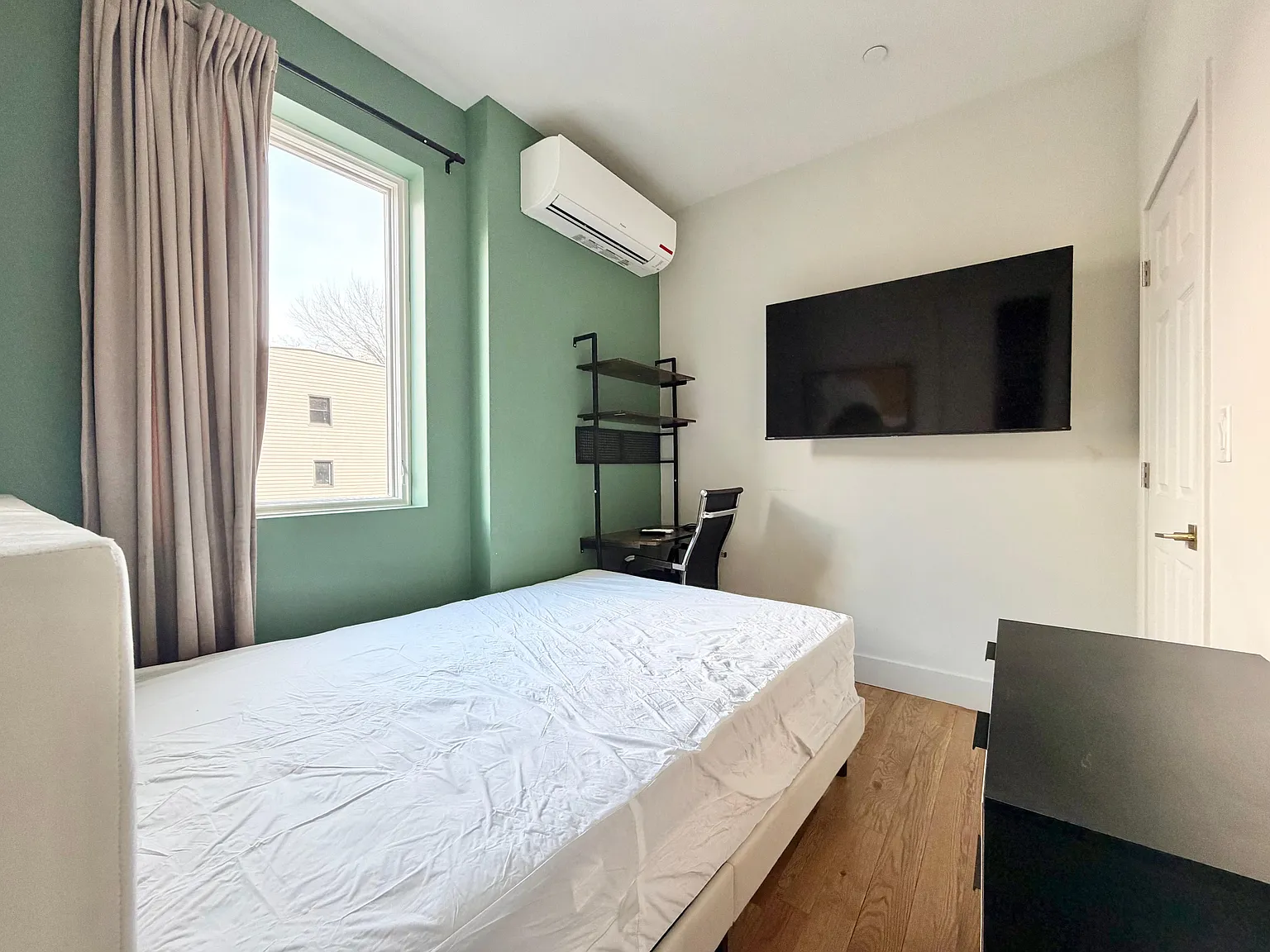 4 bed, 4.0 bath, $1,130 — Photo 3