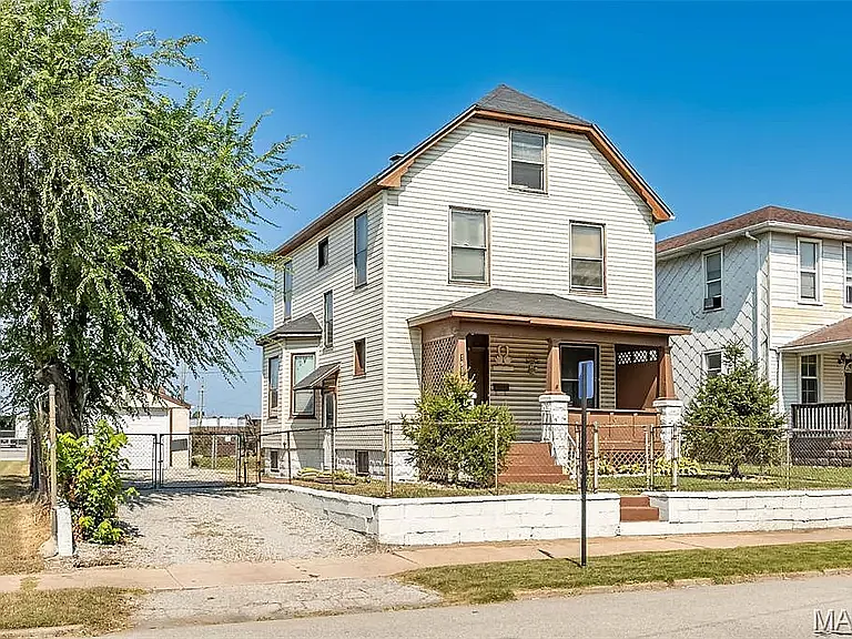 1911 Benton St — Photo 1