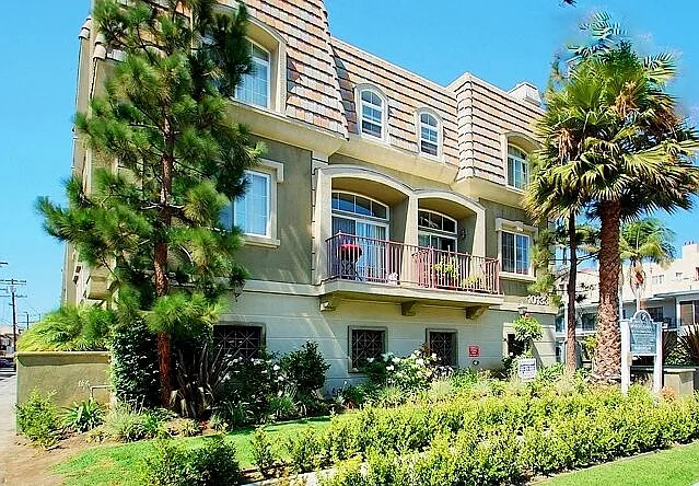 Lido Apartments - 10133 Tabor St — Photo 2