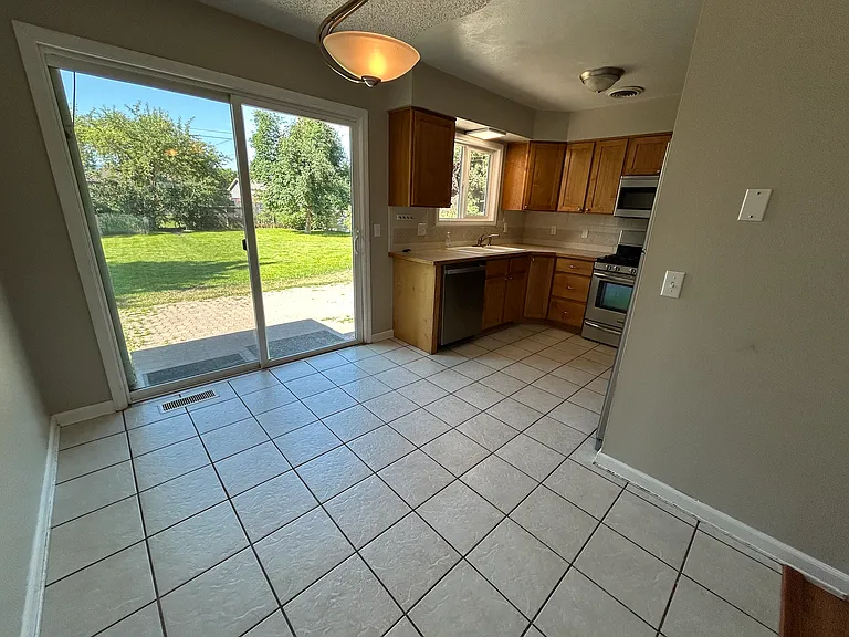 1816 Dixon Ave — Photo 5
