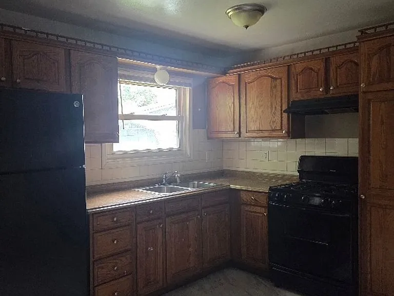 1225 Scott Ave — Photo 3
