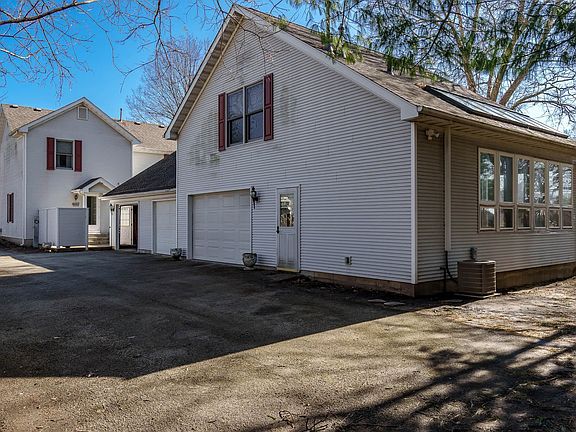 5th image of 313 Genoa St