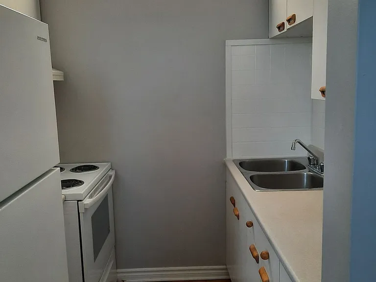 192 King St W #301 — Photo 9