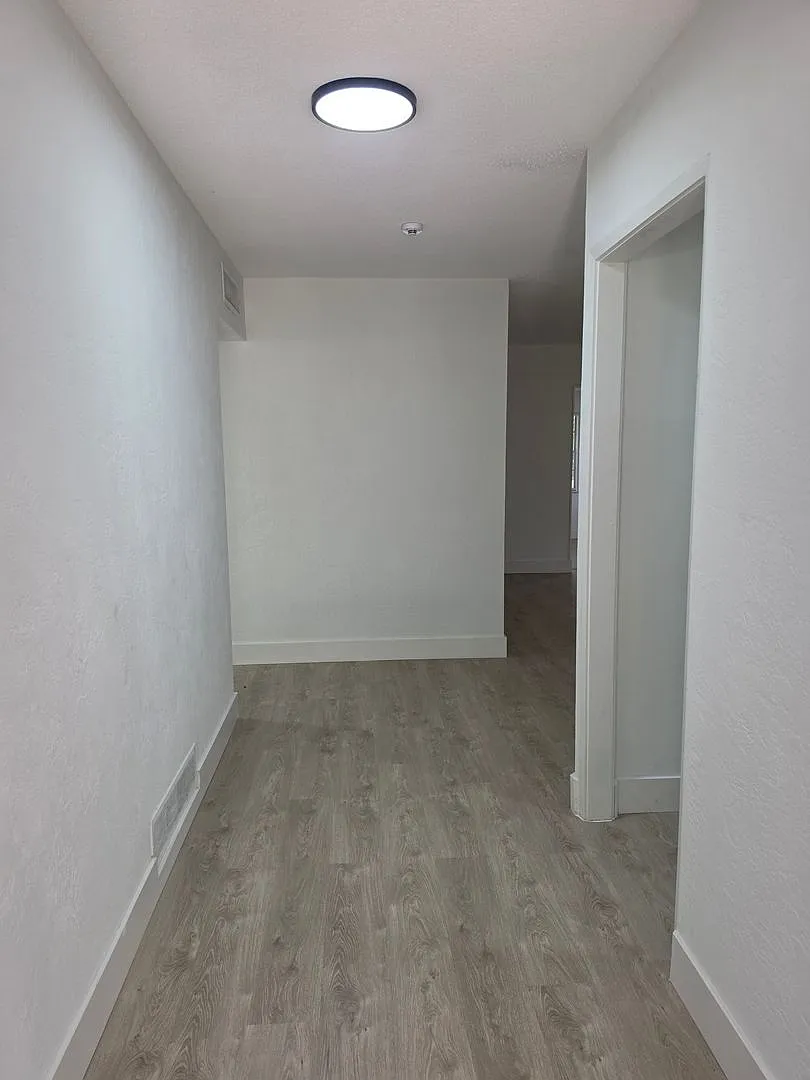 For Rent Simply Stunning And Spacius 3 Bed 2 Bath Single Family Home.. — Photo 3