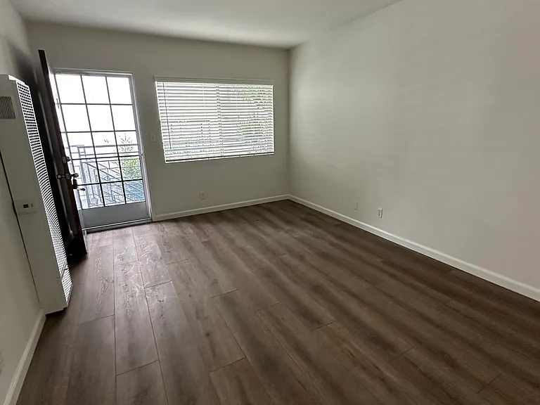 1530 Granville Ave #8 — Photo 3