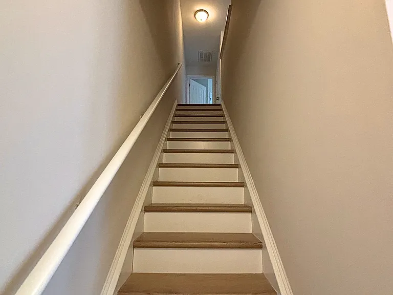 202 Jordan Ln — Photo 8