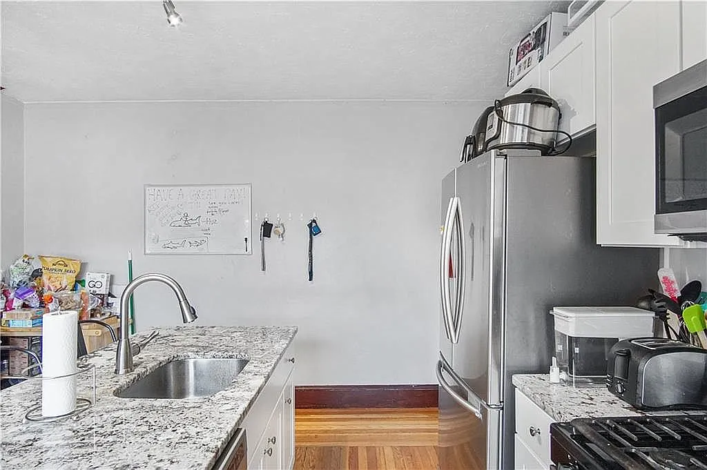 4 bed, 1377 sqft, $2,200 — Photo 2