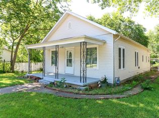 107 W 6th Ave, Caney, KS 67333