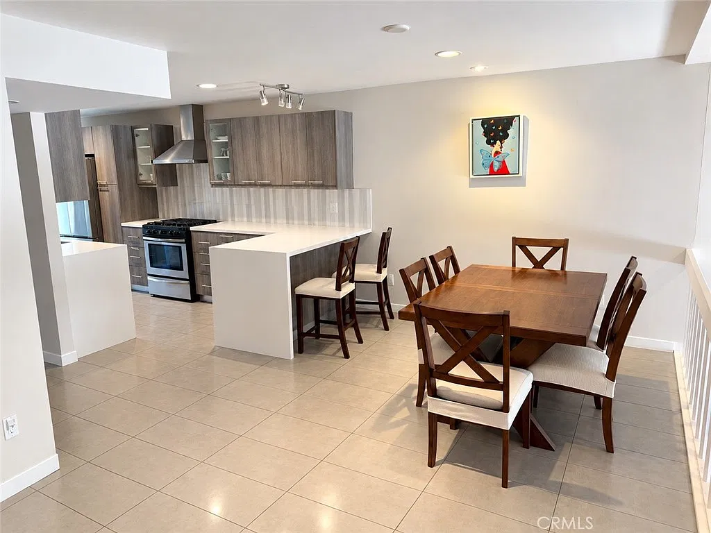 3 bed, 1579 sqft, $4,100 — Photo 2