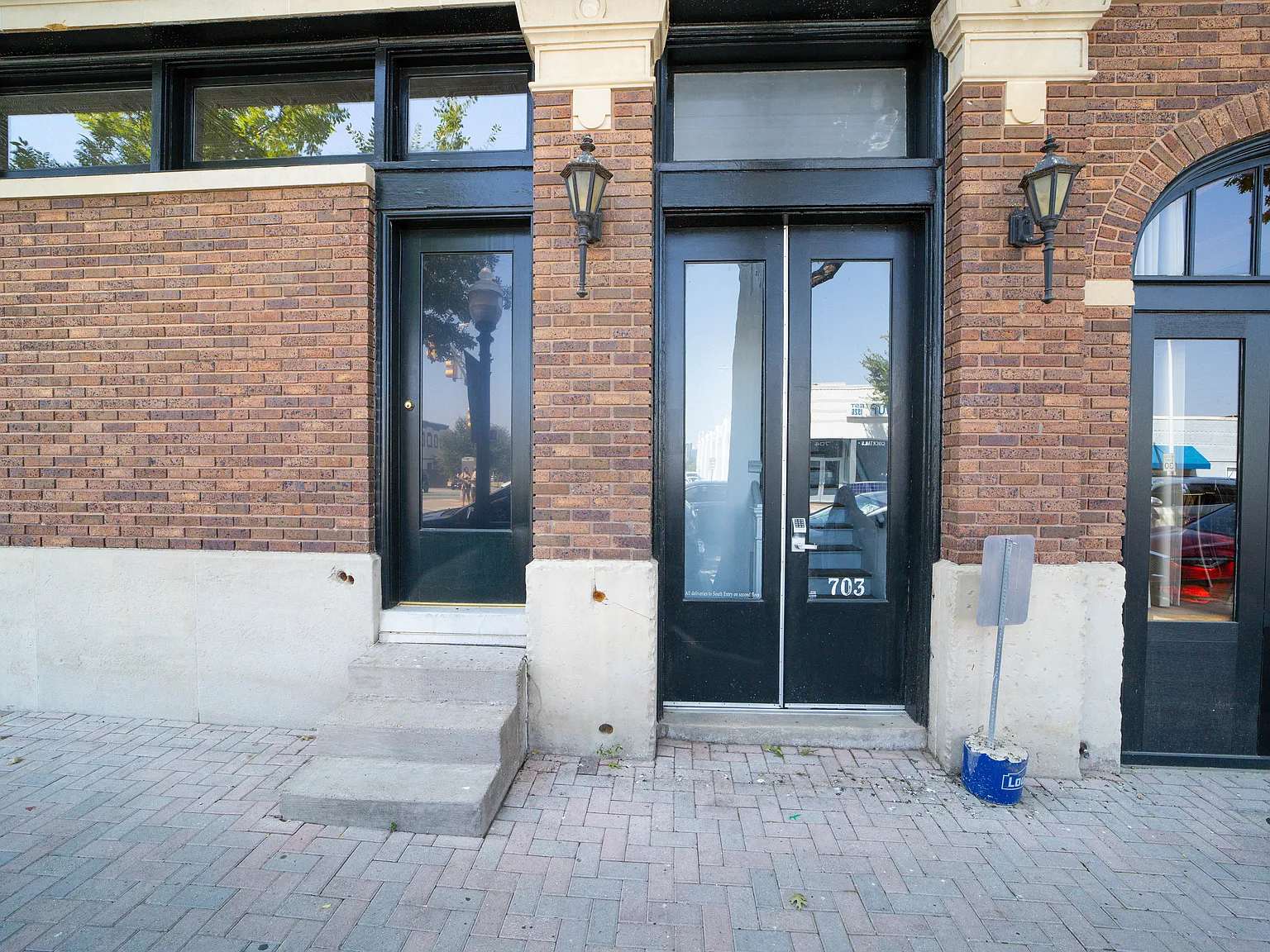 725 W Magnolia Ave — Photo 1