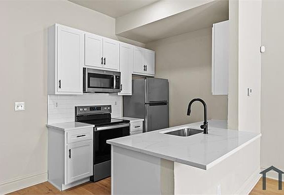 5th image of 2317 Indiana Ave #1F
