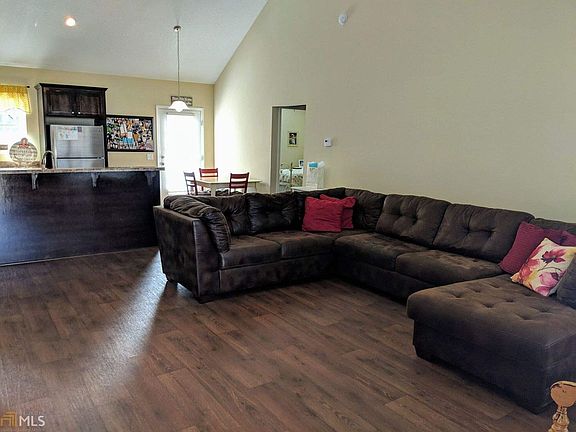 3rd image of 158 Stillwater Dr