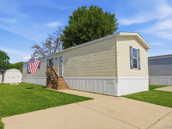 92 Normandy Dr, Howell, MI 48843