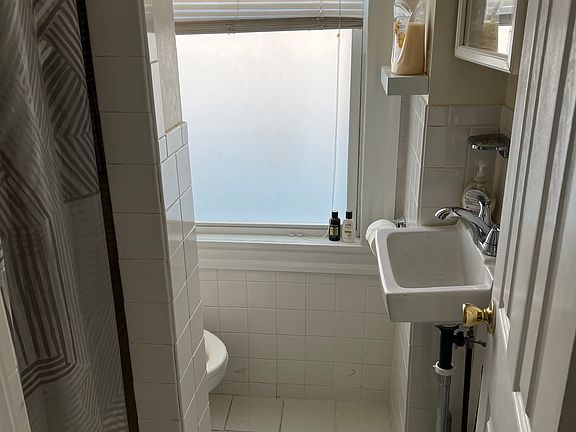 189 Tremont, Somerville, bath room