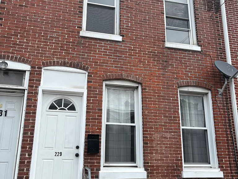 229 W Spruce St — Photo 1