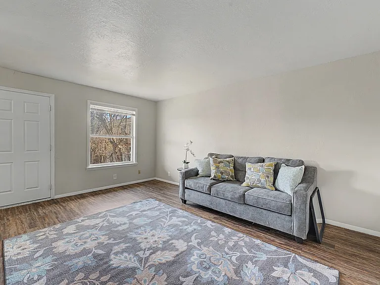 Charl Ann Apartments — Photo 9