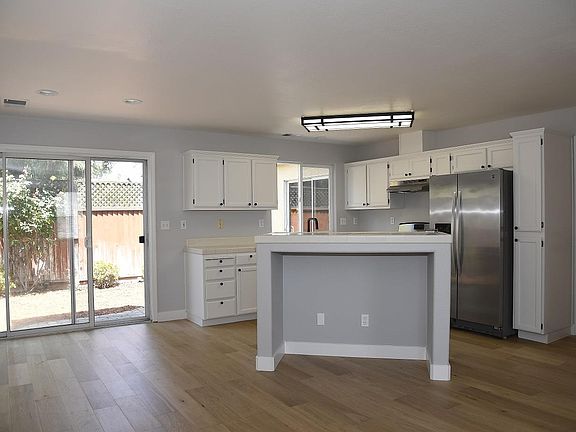 5th image of 461 Knollcrest Ave