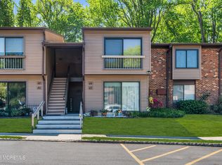 42 Manchester Ct, Middletown, NJ 07701
